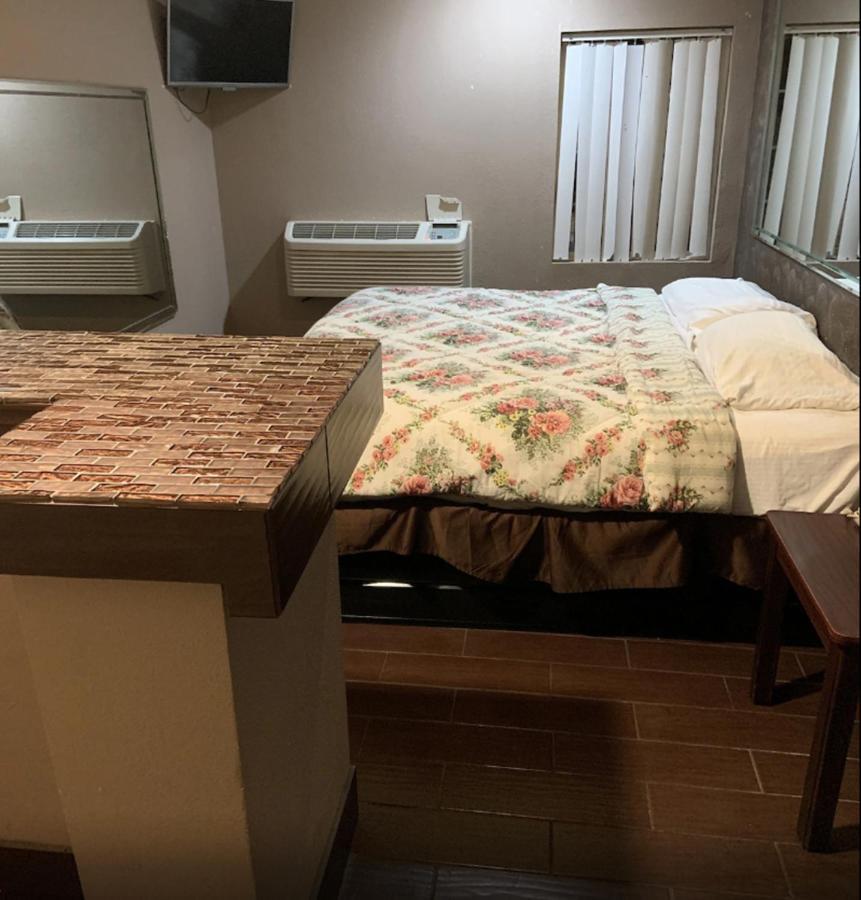 Royal Relax Inn Fairmont City Bagian luar foto